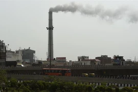 Khói ô nhiễm bốc lên từ nhà máy nhiệt điện Badarpur, thủ đô New Delhi, Ấn Độ. (Nguồn: AFP/TTXVN) 