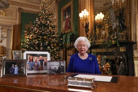 Nữ hoàng Anh Elizabeth II ghi hình thông điệp ngày Giáng sinh tại Lâu đài Windsor, London, ngày 24/12/2019. (Nguồn: AFP/TTXVN) 