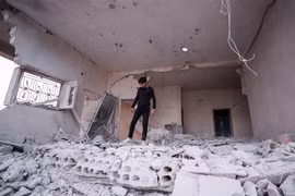 Hiện trường đổ nát sau một vụ không kích tại làng al-Haraki, tỉnh Idlib, Syria, ngày 1/12/2019. (Nguồn: AFP/TTXVN) 