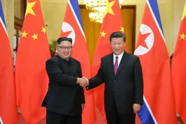Chủ tịch Trung Quốc Tập Cận Bình (phải) và nhà lãnh đạo Triều Tiên Kim Jong-un trong cuộc gặp tại Bắc Kinh ngày 19/6. (Nguồn: THX/TTXVN)