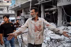 Hiện trường đổ nát sau một vụ không kích trong xung đột tại Jisr al-Shughur, tỉnh Idlib, Syria. (Nguồn: AFP/TTXVN) 