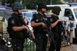 Cảnh sát Philippines tuần tra trên các đường phố. (Nguồn: THX/TTXVN)