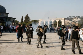 Xung đột giữa những tín đồ Hồi giáo Palestine và lực lượng an ninh Israel tại quần thể đền Haram al-Sharif ở Jerusalem ngày 27/7. (Nguồn: AFP/TTXVN)
