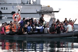 Người di cư Syria trên các xuồng cứu sinh sau khi được lực lượng cứu hộ kéo vào đảo Kos. (Nguồn: AFP/TTXVN)