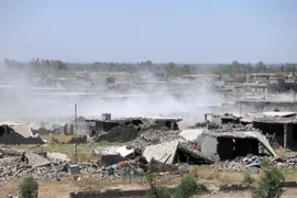 Khói bốc lên trong các cuộc giao tranh giữa binh sỹ Iraq với các tay súng IS tại Fallujah, phía Tây tỉnh Anbar ngày 26/6. (Nguồn: THX/TTXVN)
