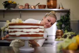 Claire Ptak, chủ tiệm bánh danh tiếng Violet Bakery. (Nguồn: Reuters)