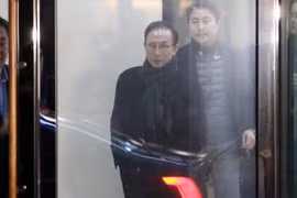 Cựu Tổng thống Hàn Quốc Lee Myung-bak (trái) tới văn phòng ở Seoul ngày 19/2. (Nguồn: Yonhap/TTXVN)