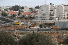 Israel đang xây dựng bức tường ngăn với khu định cư Beit El tại thành phố Ramallah, Khu Bờ Tây ngày 25/1. (Nguồn: AFP/TTXVN)