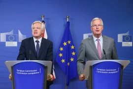 Trưởng đoàn đàm phán Brexit của EU Michel Barnier (phải) và Trưởng đoàn đàm phán Brexit của Anh Anh David Davis (trái) trong cuộc họp báo ở Brussels (Bỉ) ngày 17/7. (Nguồn: EPA/TTXVN)