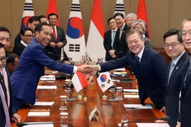 Tổng thống Hàn Quốc Moon Jae-in (thứ 3, phải) và Tổng thống Indonesia Joko Widodo (thứ 3, trái) tại cuộc hội đàm ở Seoul. (Nguồn: YONHAP/TTXVN)