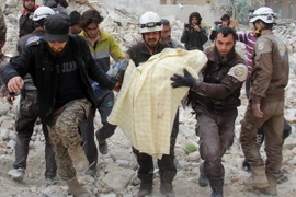Lực lượng dân phòng Syria chuyển nạn nhân khỏi đống đổ nát sau một đợt không kích ở tỉnh Idlib ngày 15/2. (Nguồn: AFP/TTXVN)