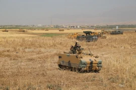 Binh sỹ Thổ Nhĩ Kỳ tuần tra tại khu vực cửa khẩu biên giới Habur giữa Thổ Nhĩ Kỳ và Iraq ngày 18/9. (Nguồn: AFP/TTXVN)