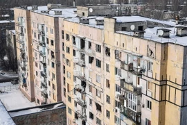 Một tòa nhà bị phá hủy trong một vụ pháo kích ở miền Đông Ukraine. (Nguồn: EPA/TTXVN)