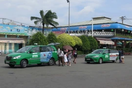 Hành khách đi taxi đến Công viên nước Đầm Sen, Thành phố Hồ Chí Minh. (Ảnh: Hoàng Hải/TTXVN)