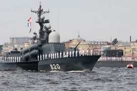 Tàu chiến của Hải quân Nga tham gia diễu binh dọc sông Neva ở Saint Petersburg ngày 30/7. (Nguồn: AFP/TTXVN)
