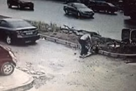 Người đàn ông đâm điên cuồng người phụ nữ. (Nguồn: china.com)