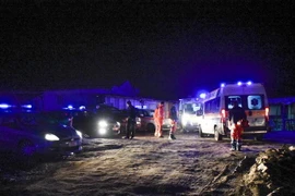 Lính cứu hỏa và lực lượng cứu hộ được điều động tới hiện trường vụ cháy tại khu trại tị nạn ở Rignano Garganico, ngày 3/3. (Nguồn: EPA/TTXVN)