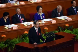 Chủ tịch Ủy ban toàn quốc Chính hiệp Trung Quốc Du Chính Thanh (phía trước) đọc báo cáo tại hội nghị. (Nguồn: AFP/TTXVN)