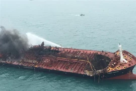 Tàu chở dầu Aulac Fortune bốc cháy ngoài khơi Hong Kong, Trung Quốc ngày 8/1/2019. (Nguồn: AFP/TTXVN) 