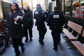 Cảnh sát chống khủng bố tăng cường an ninh tại New York, Mỹ ngày 22/3. (Nguồn: AFP/TTXVN)