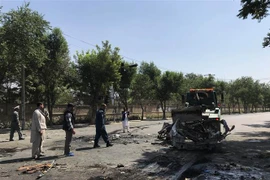 Nhân viên an ninh điều tra tại hiện trường vụ nổ bên ngoài cổng trường Đại học Kabul, Afghanistan ngày 19/7. (Nguồn: THX/TTXVN) 