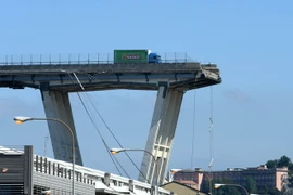 Hiện trường đổ nát sau vụ sập cầu cạn Morandi ở Genoa, Italy ngày 15/8. (Nguồn: THX/TTXVN)