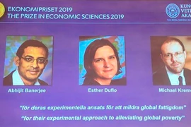 Ba nhà kinh học nhận được giải Nobel Kinh tế 2019 nhờ cách tiếp cận thử nghiệm trong vấn đề xóa đói giảm nghèo toàn cầu. (Nguồn: AFP/Getty Images) 