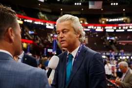 Ông Geert Wilders (phải) trả lời báo giới tại Cleveland, Ohio, Mỹ ngày 19/7. (Nguồn: EPA/TTXVN)