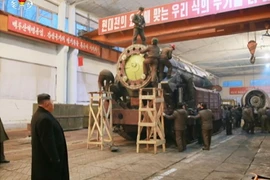 Nhà lãnh đạo Kim Jong-Un kiểm tra công tác chuẩn bị cho việc phóng tên lửa đất đối đất tầm trung Pukguksong-2 tại căn cứ không quân Banghyon thuộc tỉnh Bắc Pyongan ngày 11/2. (Nguồn: Yonhap/TTXVN)