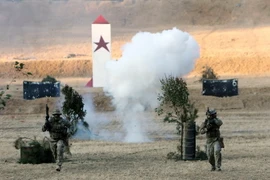 Lính hải quân Hàn Quốc tập luyện tại căn cứ ở thành phố Changwon ngày 7/2. (Nguồn: AFP/TTXVN)