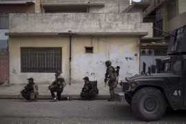 Lực lượng đặc nhiệm Iraq tham gia chiến dịch chống IS ở Mosul ngày 16/10. (Nguồn: AP/TTXVN)