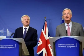 Trưởng đoàn đàm phán Brexit của EU Michel Barnier (phải) và Bộ trưởng phụ trách vấn đề Brexit David Davis (trái) của Anh tại cuộc họp ở Brussels, Bỉ ngày 17/7. (Nguồn: EPA/TTXVN)