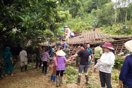 Lực lượng dân quân, bộ đội cùng người dân thị trấn Bằng Lũng, huyện Chợ Đồn khắc phục hậu quả mưa lũ. (Ảnh: Bùi Đức Hiếu/TTXVN)