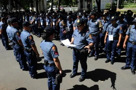 Cảnh sát Philippines triển khai các biện pháp an ninh tại Manila ngày 8/11, chuẩn bị cho Hội nghị thượng đỉnh APEC. (Nguồn: AFP/TTXVN)