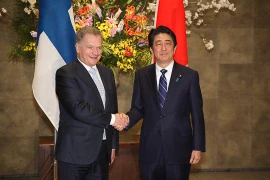 Thủ tướng Nhật Bản Shinzo Abe (phải) và Tổng thống Phần Lan Sauli Niinisto. (Nguồn: presidentti.fi)