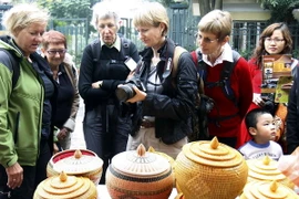 Du khách tham quan và mua sắm các sản phẩm của Hà Nội. (Ảnh: Thanh Tùng/TTXVN)