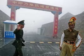 Binh sỹ Trung Quốc và Ấn Độ ở khu vực biên giới giáp ranh. (Nguồn: AFP) 