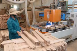 Sản xuất các sản phẩm bàn ghế tại công ty Trách nhiệm hữu hạn Tài Phước Khu Công nghiệp Phú Tài (Bình Định). (Ảnh: Vũ Sinh/TTXVN) 