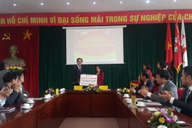 Quang cảnh buổi trao số tiền ủng hộ. (Ảnh: Mỹ Bình/Vietnam+)