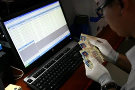 Giấy phép lái xe mới bằng vật liệu PET. (Ảnh: Huy Hùng/TTXVN)