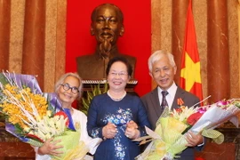 Phó Chủ tịch nước và hai giáo sư. (Ảnh: Thống Nhất/TTXVN)