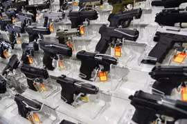 Vũ khí được trưng bày tại một sự kiện ở Miami, Florida, Mỹ ngày 16/2. (Nguồn: AFP/TTXVN) 