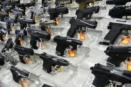 Vũ khí được trưng bày tại một sự kiện ở Miami, Florida, Mỹ ngày 16/2. (Nguồn: AFP/TTXVN) 