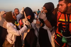 Người biểu tình Palestine bị thương trong xung đột với binh sỹ Israel ở phía bắc Dải Gaza ngày 19/11/2018. (Nguồn: THX/TTXVN) 
