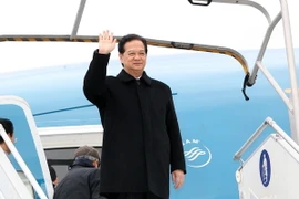 Thủ tướng Nguyễn Tấn Dũng đến sân bay Quốc tế Charles de Gaulle, Paris. (Ảnh: Đức Tám/TTXVN)