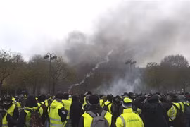 Người biểu tình Áo vàng tại thủ đô Paris, Pháp ngày 1/12/2018. (Nguồn: THX/TTXVN) 