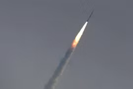 Tên lửa đẩy PSLV-C43 mang theo vệ tinh quan sát HysIS rời bệ phóng từ Trung tâm vũ trụ Satish Dhawan (SDSC), đảo Sriharikota, ngoài khơi vịnh Bengal ngày 29/11. (Nguồn: AFP/TTXVN) 