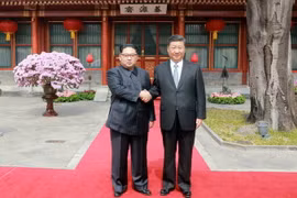 Nhà lãnh đạo Triều Tiên Kim Jong-un (trái) trong cuộc gặp Chủ tịch Trung Quốc Tập Cận Bình tại Bắc Kinh (Trung Quốc) ngày 27/3. (Nguồn: YONHAP/TTXVN)
