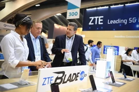 Khách tham quan gian hàng trưng bày thiết bị viễn thông của Tập đoàn ZTE tại Triển lãm thế giới di động châu Mỹ tại San Fracisco (Mỹ) ngày 12/9/2017. (Nguồn: THX/TTXVN)