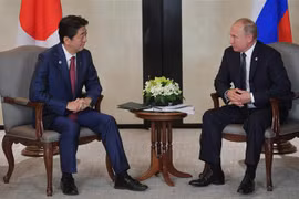 Tổng thống Nga Vladimir Putin (phải) và Thủ tướng Nhật Bản Shinzo Abe (trái) trong cuộc gặp tại Singapore ngày 14/11/2018. (Nguồn: AFP/TTXVN) 